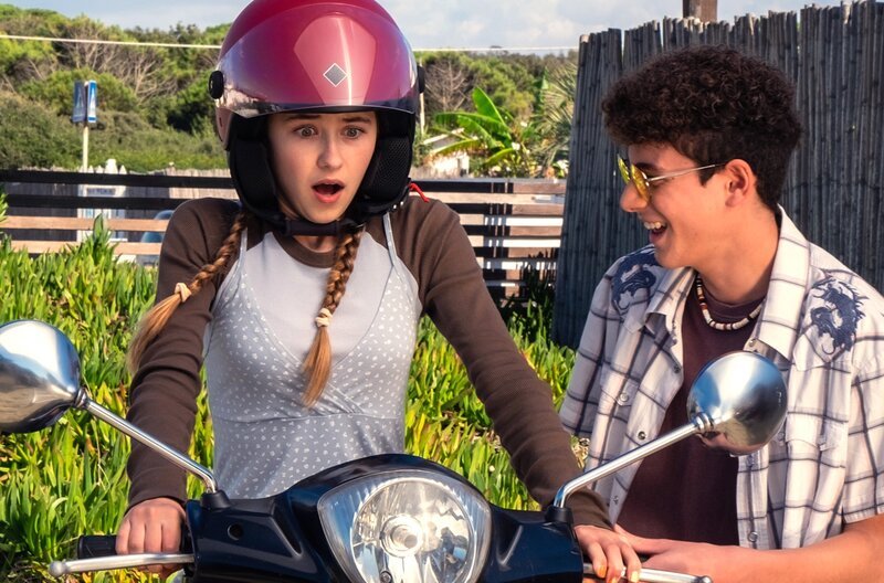 Lucy (Kensington Tallman, 3.v. l.) bekommt Mac and Cheese zu Thanksgiving und hofft auf den perfekten Feiertag. – Bild: SWR/​HR/​Red Monk Studios srl/​HSR S1 (FGM) Inc.