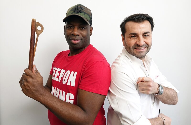 Personal-Coach Kelechi Onyele (links) stellt Sternekoch Ali Güngörmüs mit afrikanischem Essen auf die Probe. – Bild: HR