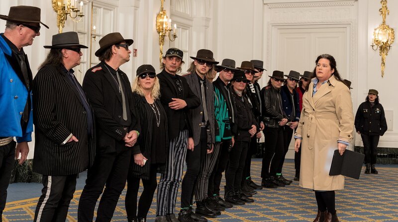 Sophia (Nadja Zwanziger) bringt Ordnung ins Udo-Chaos. – Bild: NDR/​Frizzi Kurkhaus