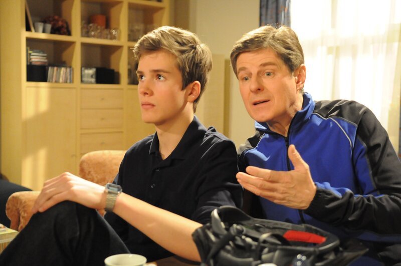 Roland erklärt Patrick, dass der Ton in der Küche schon einmal härter sein kann. Von links: Patrick Westenrieder (Lucas Bauer) und Roland Bamberger (Horst Kummeth). – Bild: BR/​Jo Bischoff