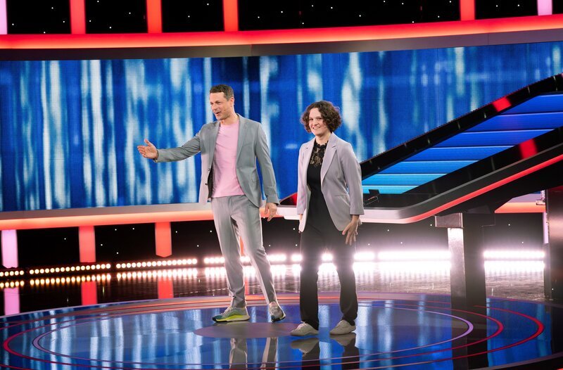 Moderator Alexander Bommes mit der Kandidatin Ewa Antonia Thiesen. – Bild: ARD/​Markus Hertrich