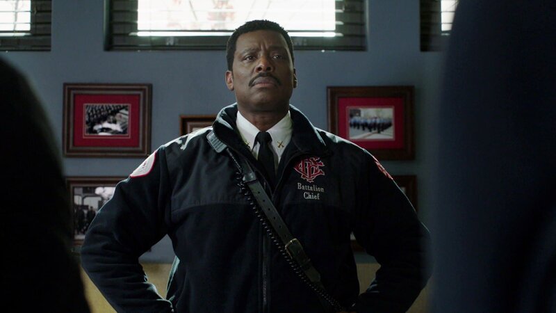 Zwei seiner Männer haben Streit. Nun versucht Chief Boden (Eamonn Walker) herauszufinden was der Grund ist. – Bild: VOX