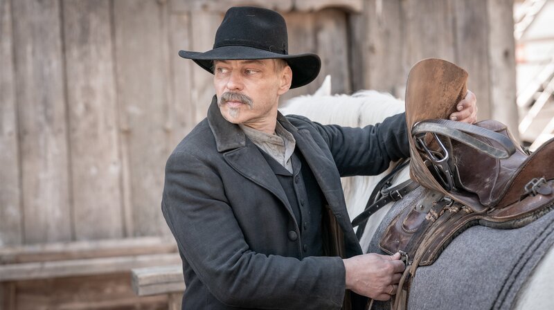 Schwarzes Gold – Episode 4: Druck Die Gier kennt kein Ende: Tyrann Wilhelm Pape (Tom Wlaschiha). – Bild: NDR/​Boris Laewen