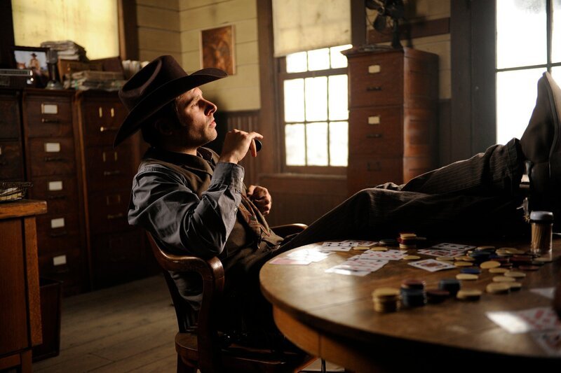 PSYCH -- „High Noonish“ Episode 4005 -- Pictured: James Roday as Shawn Spencer – Bild: USA Network /​ UNIVERSAL CHANNEL /​ Alan Zenuk