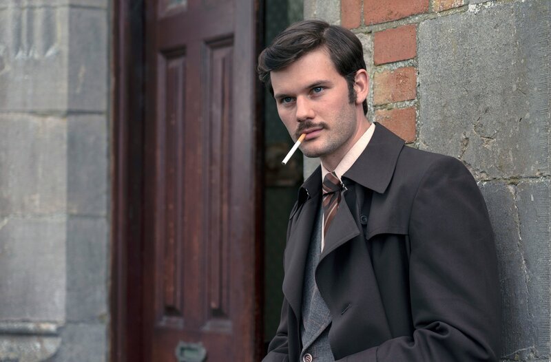 Charles Masterson (Jeremy Irvine) soll Adam Dalgliesh bei einem Fall unterstützen. – Bild: WDR/​New Pictures & A3MI