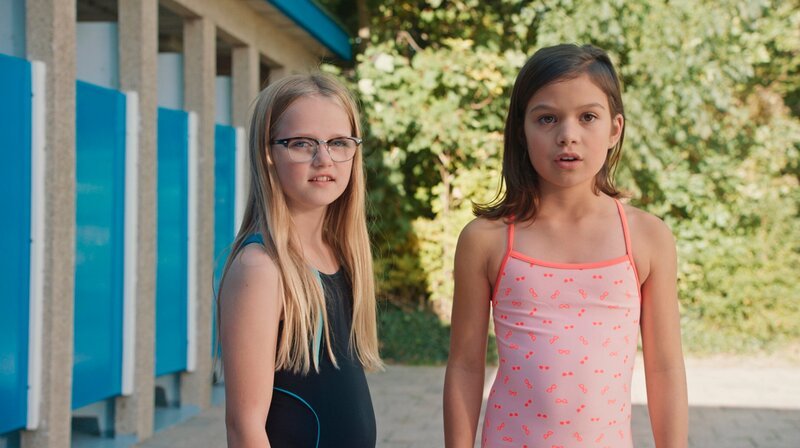 Floor (Bobbie Mulder, li.) und Margreet (Romy Voll, re.) bewundern den Leihbadeanzug von Sasja. – Bild: NDR/​NL Film