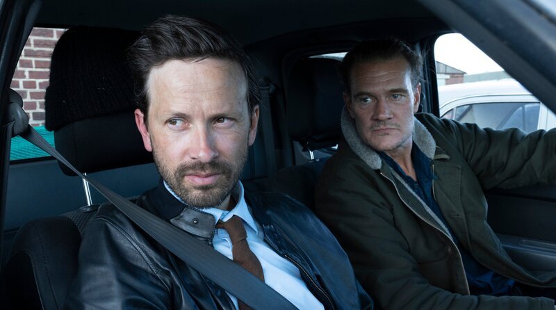 Die beiden besten Freunde Felix (Franz Dinda, li.) und Tim (David Bredin, re.) teilen sich nicht nur den Job. – Bild: ARD Degeto Film/​NDR/​Frizzi Kurkhaus