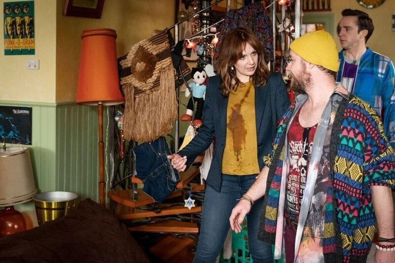 Lauren (Katherine Parkinson, l.); George (David Gannon, r.) – Bild: Sat.1 emotions