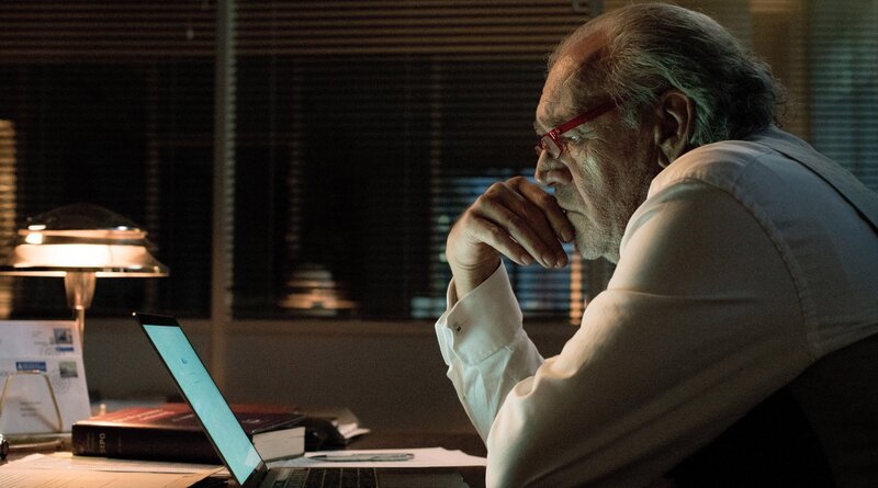 Anwalt Thomas Borchert (Christian Kohlund) recherchiert bis tief in die Nacht. – Bild: CH Media