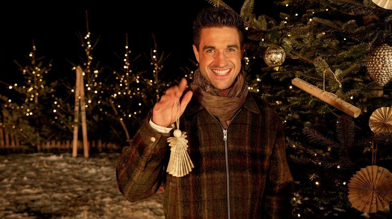 Moderator Dominik Glöbl im Almdorf Haidenberg. Weiteres Bildmaterial finden Sie unter www.br-foto.de. – Bild: BR/​Actionfilm/​Hartmann Seeber