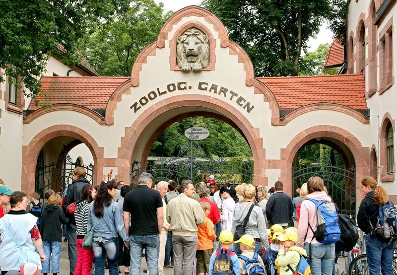 MDR FERNSEHEN ELEFANT, TIGER & CO., Geschichten aus dem Leipziger Zoo, Eingang zum Zoo Leipzig. – Bild: MDR/​Lander