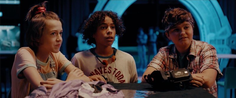 Ella (Cécile Enthoven, links), Felix (Junes Callaert, Mitte) und Sammy (Arthur Hermans) in der Spielhalle. – Bild: BR/​VRT/​Nico Surings