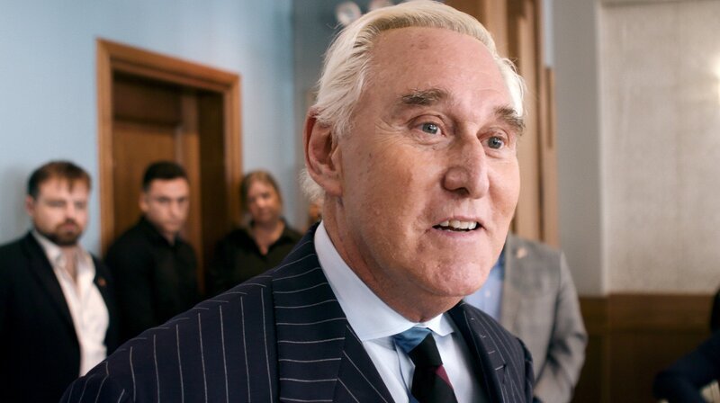 Ohne Politikberater Roger Stone wäre Donald Trump vermutlich nie Präsident geworden. Filmemacher Christoffer Guldbrandsen begleitete den republikanischen Strippenzieher drei Jahre lang bis zum Ende von Trumps Amtszeit. – Bild: SWR/The Ark Ohne Politikberater Roger Stone wäre Donald Trump vermutlich nie Präsident geworden. Filmemacher Christoffer Guldbrandsen begleitete den republikanischen Strippenzieher drei Jahre lang bis zum Ende von Trumps Amtszeit. – Bild: SWR/The Ark