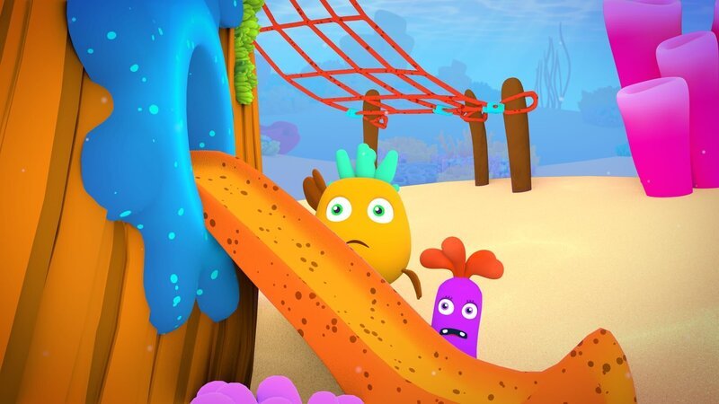 Buba (links) und Keck (rechts) erschrecken, als tatsächlich ein Hai ins Riff kommt. – Bild: KiKA/​Bigchild Entertainment