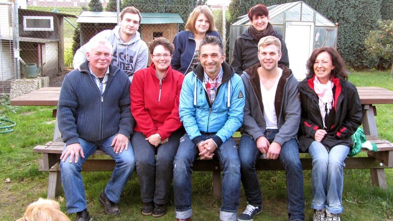 Trödelprofi Mauro Corradiino (Mitte) mit Norbert (li.) und Nicole (2.v.li.) mit dem Rest der Familie – Bild: RTL II