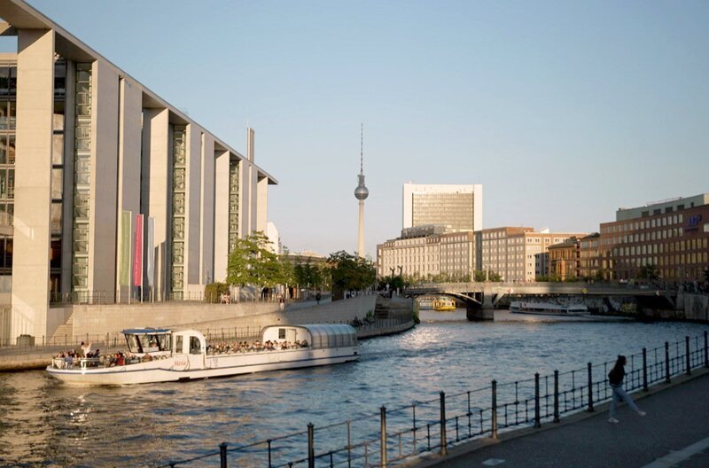 Das Berliner Regierungsviertel an der Spree – Bild: Elephant Doc