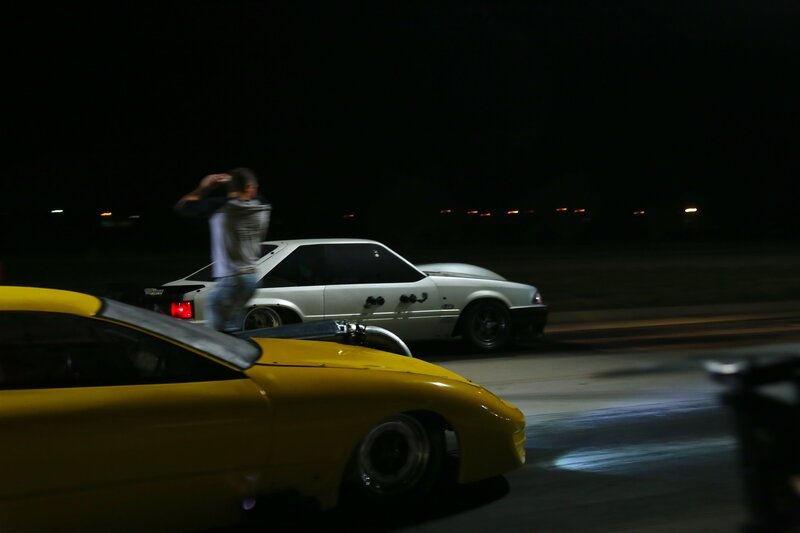 Nachdem er das Licht angeknallt hat, sieht JJ ‚Da Boss‘ zu, wie Chuck und die Todesfalle bei ihrem Rennen gegen den Memphis-Rennfahrer Donn vorbeifliegen. – Bild: Discovery Communications