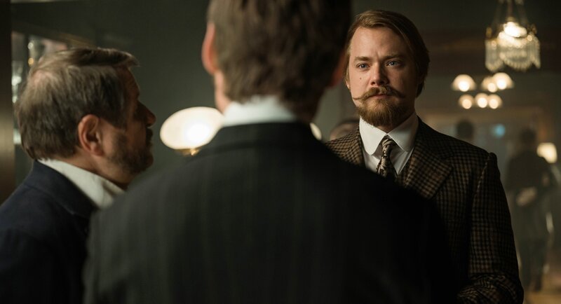 Lernt seinen Kontrahenten kennen: Grossrat Thanner (Sven Schelker, re.), Hotelbesitzer Peter Gabathuler (Hanspeter Müller-Drossaart, li.) und Dr. Mangold (David Kross). – Bild: SRF/​ARD Degeto/​Amalia Film/​Contrast Film/​Letterbox Filmproduktion/​Pascal Mora