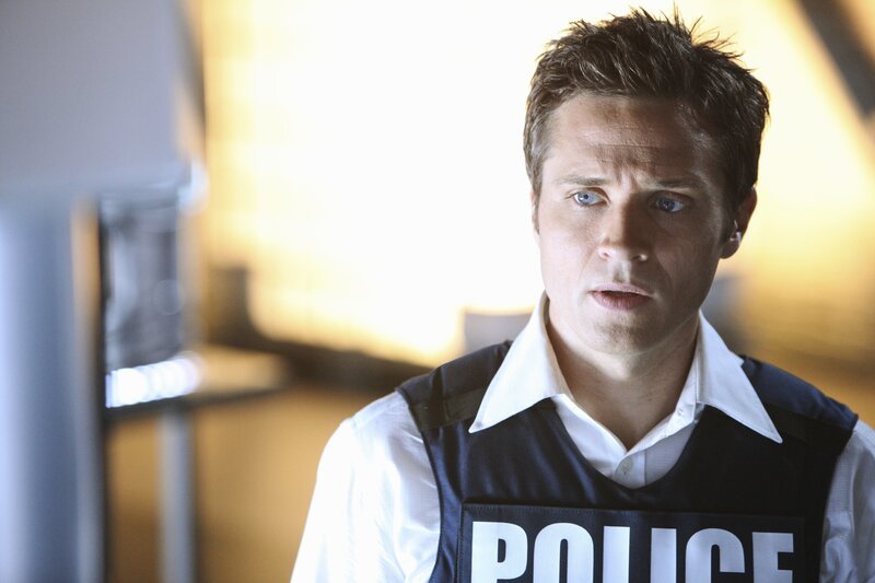 Eine Firma bietet an, ihre Kunden einzufrieren und sie in der Zukunft in der es vielleicht in Mittel gegen den Tod gibt, wieder aufzutauen. Kevin Ryan (Seamus Dever) und seine Kollegen ermitteln in einem Fall, der sie in die Räumlichkeiten dieser Firma führt … – Bild: American Broadcasting Companies, Inc.
