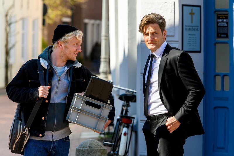 Bjarne (Elias Krischke, li) unterstützt Wolfgang Habedank (Holger Stockhaus, re) bei der Digitalisierung seines Bestattungsunternehmens. – Bild: Julia Feldhagen /​ ZDF Enterprises GmbH