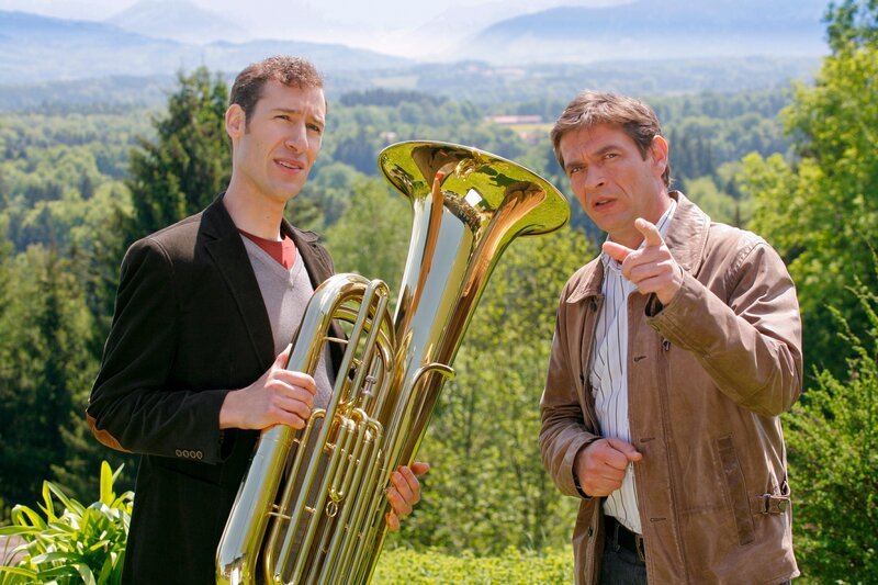Kommissar Chrsitian Lind (Tom Mikulla, r.) befragt Tubist Manuel Gaigg (Markus Boniberger, l.). – Bild: ZDF und Christian A. Rieger