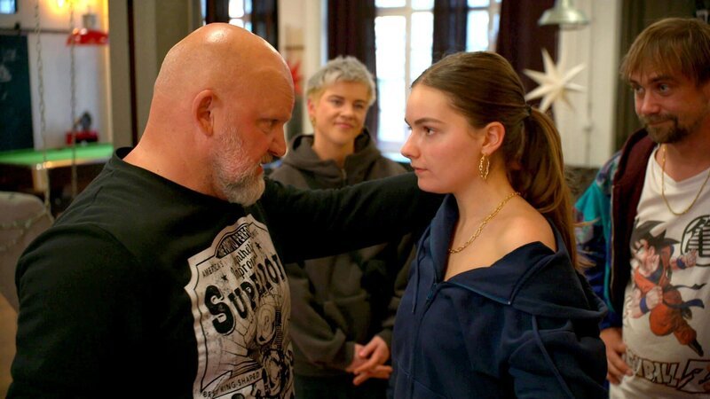 Joe ist verzweifelt, als Joannas Abreise kurz bevorsteht. Auch Schmidti kann ihm nicht helfen, Hanna zum Umdenken zu bewegen. Schließlich fasst sich Joe ein Herz und beschließt den Streit zwischen ihm und Hanna endgültig niederzulegen. – Bild: RTLZWEI Joe ist verzweifelt, als Joannas Abreise kurz bevorsteht. Auch Schmidti kann ihm nicht helfen, Hanna zum Umdenken zu bewegen. Schließlich fasst sich Joe ein Herz und beschließt den Streit zwischen ihm und Hanna endgültig niederzulegen. – Bild: RTLZWEI