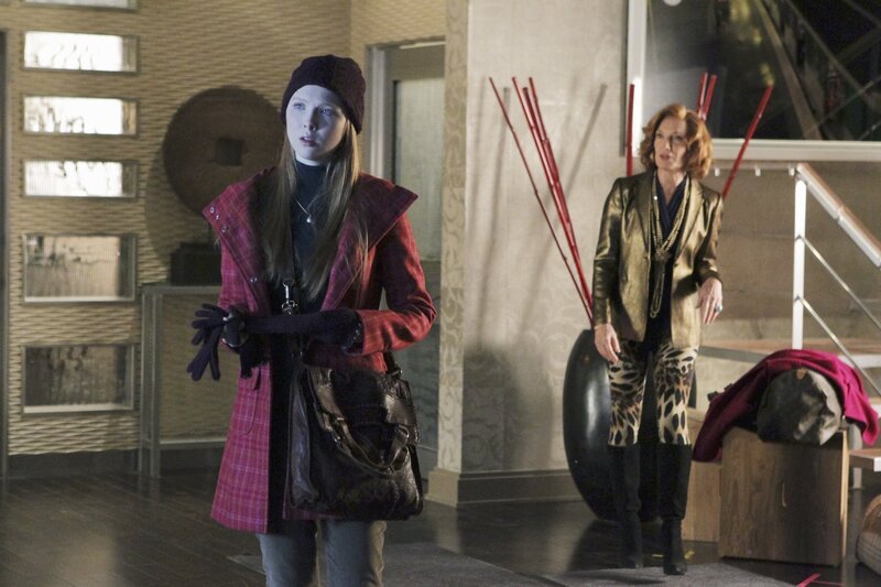 Bei ihrer Ankunft zuhause bemerken Alexis (Molly C. Quinn, l.) und Martha (Susan Sullivan, r.) sofort, dass irgendetwas nicht stimmt … – Bild: 2011 American Broadcasting Companies, Inc. All rights reserved. Lizenzbild frei