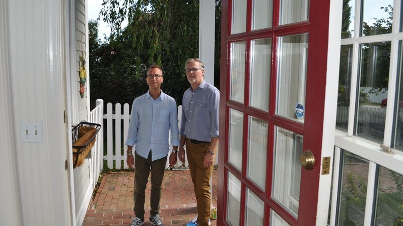 Bargain hunter Dan (L) and real estate agent Nelson Taylor (R) take in the light-filled, window-paneled entryway with pretty red accents, as seen on HGTV’s original series, Beachfront Bargain Hunt. – Bild: Discovery, Inc. All Rights Reserved.