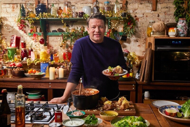 Jamie Oliver präsentiert sein vegetarisches Chili. – Bild: RTL /​ Jamie Oliver Enterprises Ltd. /​ Ella Miller