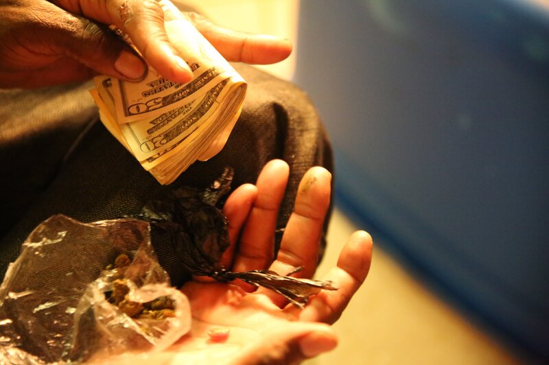 New Orleans, LA, USA: A dealer with a wad of cash and a bag of weed. – Bild: National Geographic Channels /​ Olivia Haydock