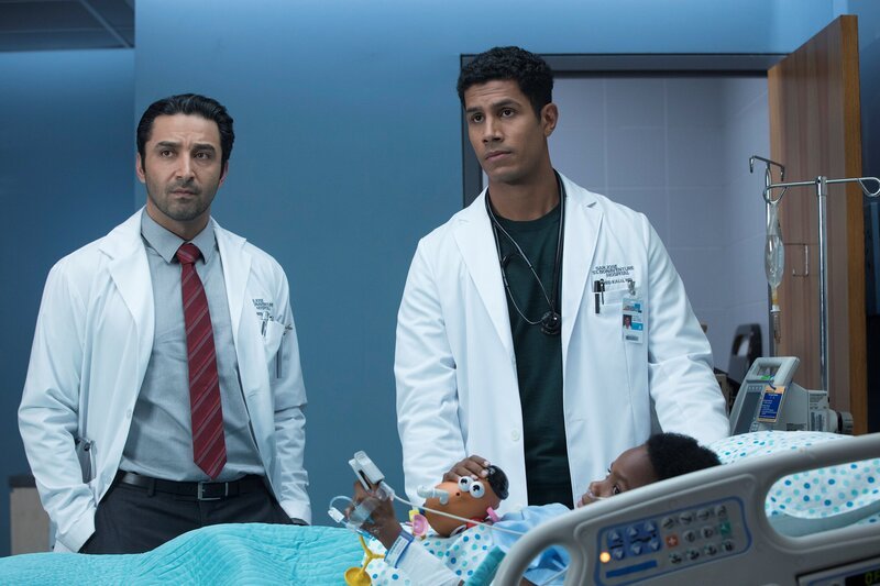 L- R: Dr. Avi Mehta (Pej Vahdat) and Dr. Jared Kalu (Chuku Modu). – Bild: Sky 1 +1 HD /​ Jack Rowand /​ American Broadcasting Companies, Inc.