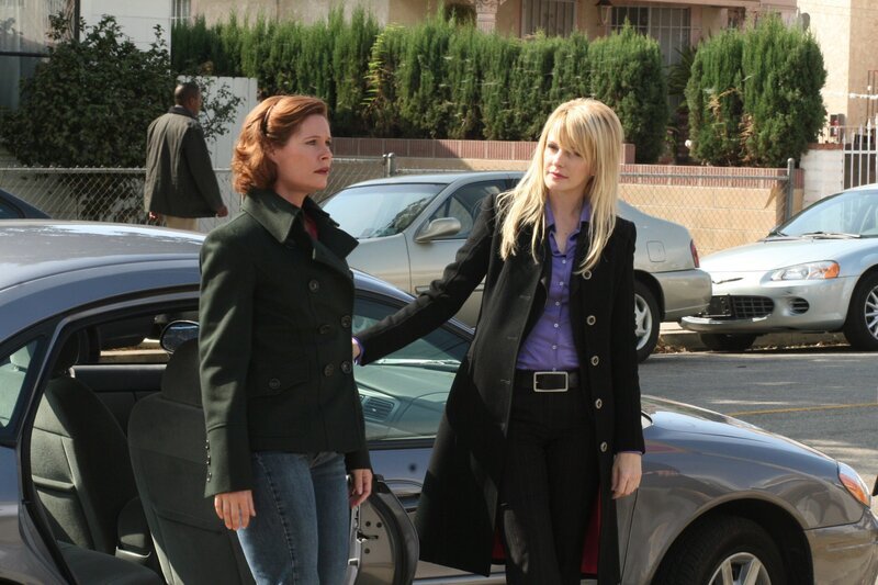 Bei ihren Ermittlungen stößt Lilly (Kathryn Morris, r.) auf Melanie (Shannon Sturges, l.) … – Bild: ProSiebenSat.1 Media SE