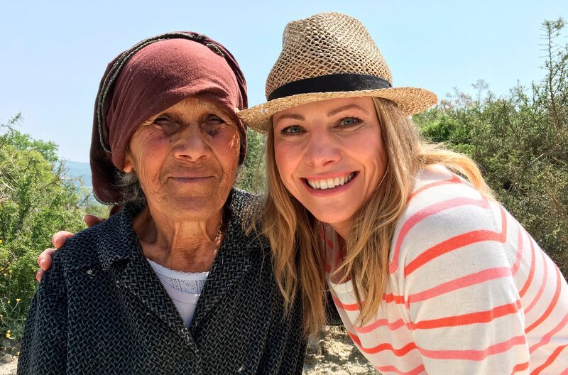 Moderatorin Andrea Grießmann (r) mit Winzerin und Urgroßmutter Andreani Makarounas. – Bild: WDR/​Dirk Heindrichs