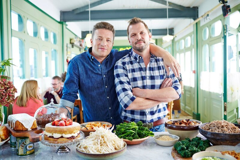 „Jamie & Jimmy’s Food Fight Club“, „Fettucine Alfredo mit Goldie Hawn.“ Hollywood-Legende Goldie Hawn besucht das Restaurant von Jamie und Jimmy. Gemeinsam mit Jamie Oliver bereitet sie ihre Lieblingsspeise Fettuccine Alfredo zu. Dann präsentiert Jamie sein Rezept für ein würziges Lammgericht mit orientalischer Note und zeigt wie man Lachs einfach selbst räuchern kann. Schließlich thematisieren Jamie und Jimmy die Überfischung von Kaisergranaten vor den Küsten Schottlands.Im Bild (v.li.): Jamie Oliver, Jimmy Doherty. – Bild: RTL Living