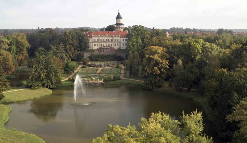 Der Hohe Fläming ist das kleinste Mittelgebirge Deutschlands – behaupten die Bewohner halb stolz und halb ironisch. Ihr Hagelberg, die höchste Erhebung, ist nämlich ein „echter 200er“. Auf der Eiszeitkante dieses Berges gibt es die beste Thermik Europas, meinen die Segelflieger, die hier über die Wiesen und Wälder, Burgen und Naturschutzgebiete gleiten – ein Paradies für Ruhesucher. – Weserburg – Bild: rbb