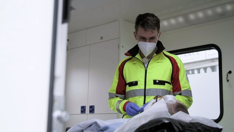 Die Ausbildung zum Sanitäter und zur Sanitäterin verlangt einem einiges ab. Dazu gehört viel Mut und die Bereitschaft, Menschen zu helfen. Wie kommen die Azubis mit Reanimation und Todesfällen klar? Können sie Arbeit und Privates trennen? – Bild: RTLZWEI, Tower Productions