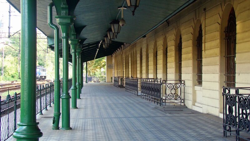 Bahnsteig in Krakau. – Bild: ZDF und ORF/​Gernot Stadler Filmproduktion