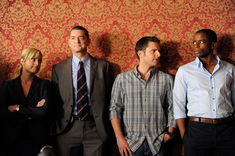 PSYCH -- „Bollywood Homicide“ Episode 4004 -- Pictured: (l-r) Maggie Lawson as Juliet O’Hara, Timothy Omundson as Carlton Lassiter, James Roday as Shawn Spencer, Dule Hill as Gus Guster -- USA Network Photo: Alan Zenuk – Bild: USA Network /​ UNIVERSAL CHANNEL /​ Alan Zenuk
