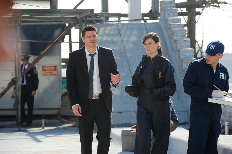 Auf dem Dach eines Hauses wird eine völlig verrottete Leiche gefunden, die komplett in Schimmel eingehüllt ist. Booth (David Boreanaz, l.) und Brennan (Emily Deschanel) versuchen zu rekonstruieren, was passiert sein könnte. – Bild: ATV2
