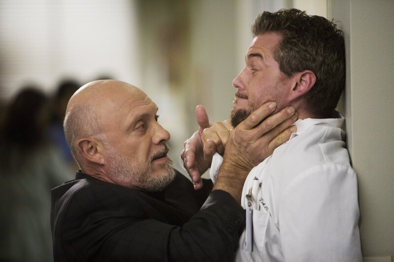 Callie bekommt Besuch von ihrem Vater (Hector Elizondo, l.) und der sorgt für jede Menge Trouble, denn er nimmt ihre Verflossenen Mark (Eric Dane, r.) und George in die Mangel. – Bild: American Broadcasting Companies, Inc. /​ Randy Holmes