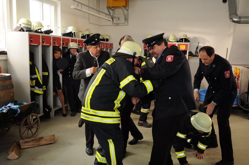 Der Streit zwischen der Lansinger und der Wangener Feuerwehr eskaliert. Von links: Trixi Preissinger (Doreen Dietel), Xaver (Michael Schreiner), Lorenz Schattenhofer (Werner Rom) und Hubert Kirchleitner (Bernhard Ulrich). – Bild: BR/​Jo Bischoff
