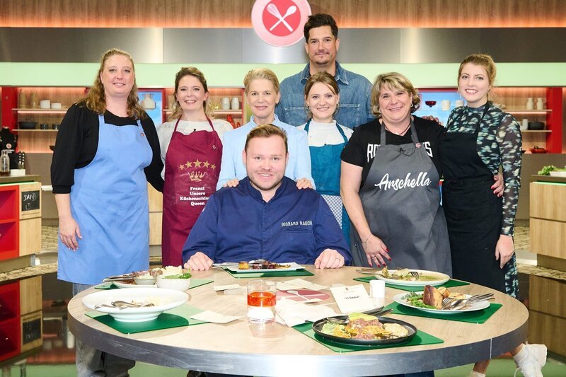Gruppenfoto von links: Kandidaten Verena Lehmann, Franziska Kolb, Moderatorin Cornelia Poletto, Juror Richard Rauch, Kandidaten David Kruselburger, Lisa Marie Burger, Angela Röschinger und Luisa Wendt – Bild: ZDF und Gunnar Nicolaus