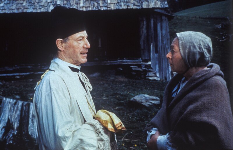 Der Pfarrer beunruhigt Peters Ahndl mit seinem Bericht, dass er zum schwerverletzten Tritzel gerufen worden sei. v.l.n.r.: Josef Meinrad, Herta Böhm. – Bild: ORF