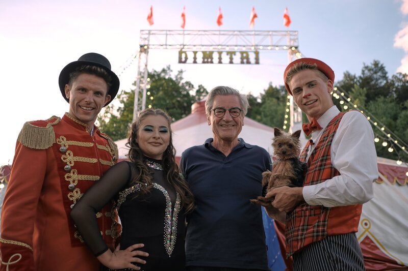 Dimitri Würschl (links) hat sich seinen Kindheitstraum erfüllt: Er ist Zirkusdirektor geworden. 2. von rechts: Franz X. Gernstl. – Bild: HP Fischer / BR, megaherz gmbh Dimitri Würschl (links) hat sich seinen Kindheitstraum erfüllt: Er ist Zirkusdirektor geworden. 2. von rechts: Franz X. Gernstl. – Bild: HP Fischer / BR, megaherz gmbh