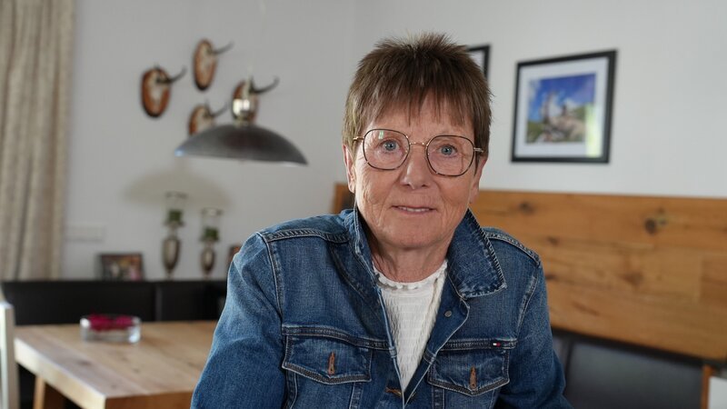 Skilegende Annemarie Moser-Pröll beim Interview – Bild: Degn Film /​ ServusTV