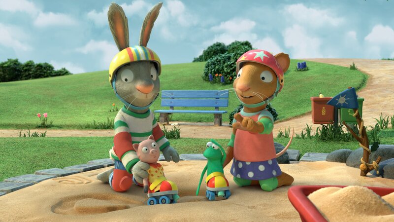 Posy hat ein bisschen Angst vorm Rollschuhfahren, deshalb wird erst einmal mit den Kuscheltieren geübt. – Bild: ZDF/​Magic Light Pictures LTD