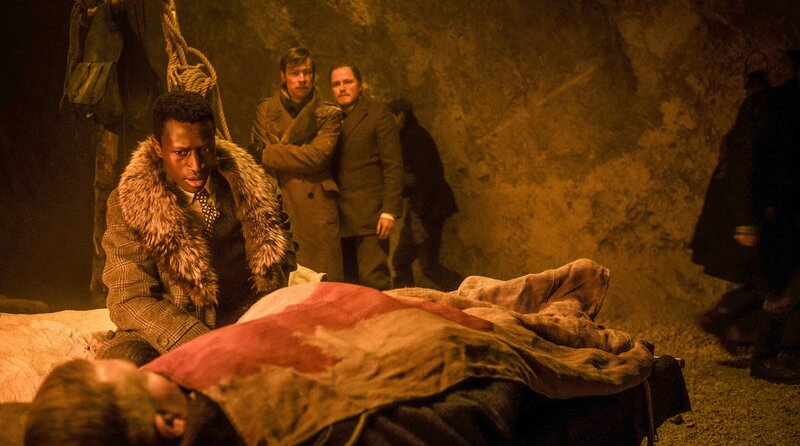 (v.li.): Wer hat Zaire (Welket Bungué), Dr. Mangold (David Kross) und Van De Velde (Ruben Brinkman) verraten? – Bild: ORF/​GLOBAL SCREEN/​SRF/​ARD Degeto/​Amalia Film/​Contrast Film/​Letterbox Filmproduktion/​Pascal Mora