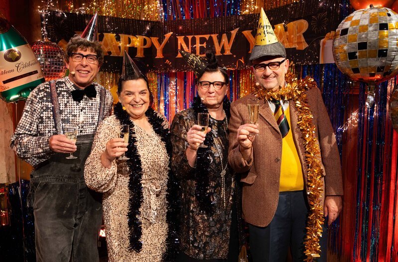 v.r.n.l.: Prosit Neujahr! Hillu’s Herzdropfa (Franz Auber /​ Hillu Stoll) und die Gscheidles (Birgit Pfeiffer /​ Marcus Neuweiler) feiern Silvester in der Comedy Scheune. – Bild: SWR/​Sabine Stumpp