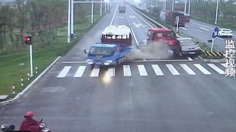 Heutzutage stellen Smartphones eine große Gefahr für den Verkehrsalltag dar und verleiten den Fahrer dazu, unaufmerksam zu sein. – Bild: BossaNova Media/​ WeltN24 GmbH