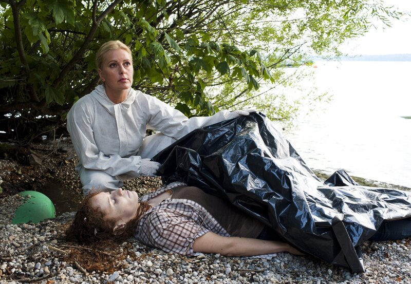 Pathologin Dr. Anja Licht (Karin Thaler) hat wie immer alles fest im Griff. Sie findet heraus, dass die Lehrerin bereits tot war, bevor sie in den See geworfen wurde … – Bild: ARD/​BR/​TMG/​Marco Meenen